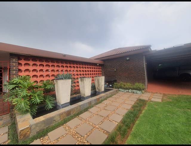 3 BEDROOM HOUSE FOR SALE IN VANDERBIJLPARK SE 2